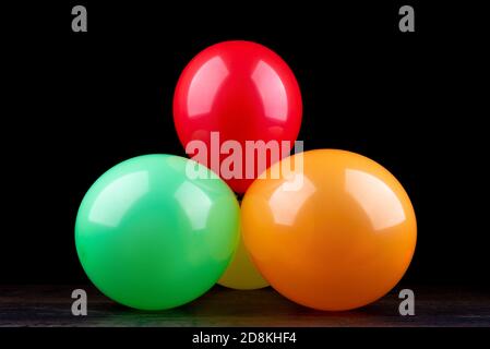 Di palloncini colorati su un banco di legno. Il gioco è lanciare freccette  in palline, intrattenimento nel parco per adulti e bambini Foto stock -  Alamy