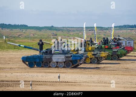 ALABINO, RUSSIA - 25 AGOSTO 2020: Gli equipaggi dei paesi partecipanti ai Giochi dell'Esercito Internazionale guardano le prestazioni dei loro rivali Foto Stock