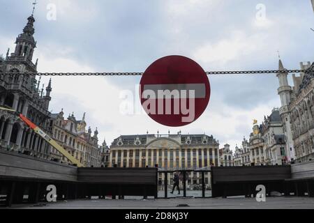 Bruxelles, Belgio. 28 Ott 2020. Un cartello proibito è visibile nella zona esterna di un ristorante sulla Grand Place a Bruxelles, Belgio, 28 ottobre 2020. Il Belgio si sposterà verso un blocco più severo, con regole valide in tutto il paese per combattere contro la COVID-19, ha annunciato venerdì il primo ministro Alexander De Croo. Secondo le regole, tutte le imprese non essenziali dovranno chiudere, mentre i negozi di generi alimentari e i supermercati rimarranno aperti. Credit: Zheng Huansong/Xinhua/Alamy Live News Foto Stock