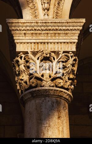 Colonna scolpita del Palazzo del Rettore a Dubrovnik, Croazia Foto Stock