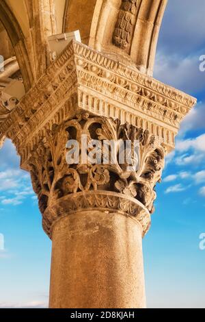 Colonna scolpita del Palazzo del Rettore a Dubrovnik, Croazia Foto Stock