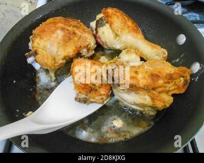 Friggere il pollo in padella antiaderente Foto Stock