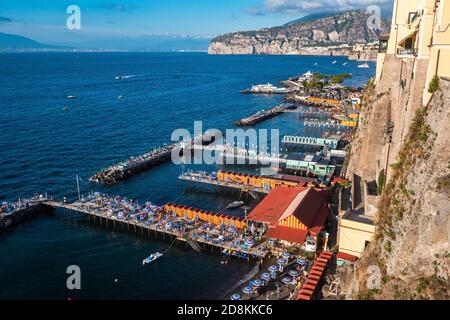 Sorrento - Agosto 26 2020: Spiaggia di Lionelli e Beach Club Marameo a Sorrento con ombrelloni in estate Foto Stock