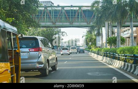 Veicoli che guidano sulla vecchia strada di Mahabalipuram in Chennai. Foto Stock