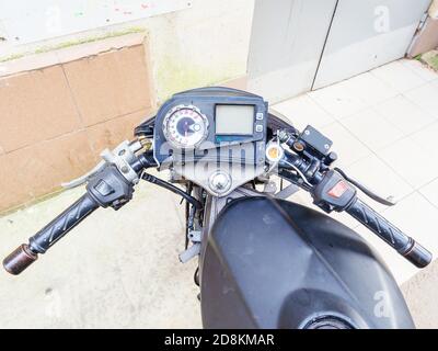 Volante nero per motociclette con tachimetro rotondo e schermo Foto Stock