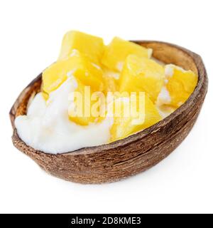 Dessert esotico - yogurt di cocco e pezzi di mango dolce. Gelato congelato isolato su sfondo bianco Foto Stock