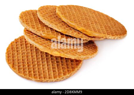 Waffle al caramello olandese con briciole e salsa al caramello, stroopwafel rotondo isolato su fondo bianco. Concetto astratto di cibo dolce. Foto Stock