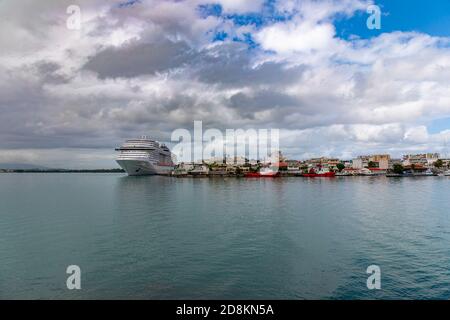 5 GENNAIO 2020 - Pointe-a-Pitre, Guadalupa, FWI - nave da crociera nel porto Foto Stock