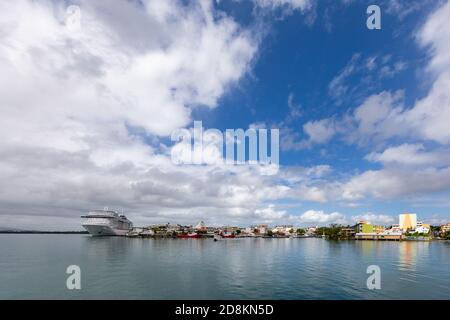 5 GENNAIO 2020 - Pointe-a-Pitre, Guadalupa, FWI - nave da crociera nel porto Foto Stock