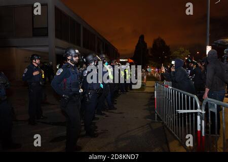 Washington, DC, USA, 30 ottobre 2020. Nella foto: I poliziotti metropolitani (DC) in fila si levano in piedi contro i manifestanti pacifici per l'uccisione di Karon Hylton-Brown la scorsa settimana. Hylton-Brown fu ucciso quando la polizia lo inseguì mentre guidava uno scooter in un'auto in movimento, ferendolo fatalmente. Come ha detto il sindaco Muriel Bowser, a Washington sono severamente vietate le inseguimenti per le violazioni del traffico. In precedenza sono state presentate varie denunce contro l'ufficiale che lo ha colpito, Terrence Sutton. Credit: Alison C Bailey/Alamy Live News Foto Stock