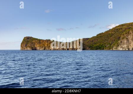 Soufriere, Santa Lucia, Indie Occidentali - il mare e le scogliere Foto Stock