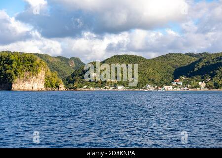 Anse la Raye, Santa Lucia, Indie Occidentali - Vista sulla città dal mare Foto Stock