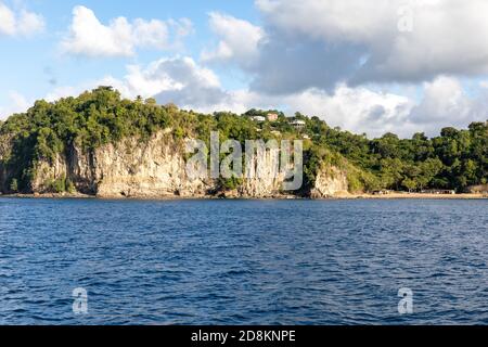 Santa Lucia, Indie Occidentali - scogliere e piccola spiaggia sulla costa sud-occidentale, vicino alla baia di Marigot Foto Stock