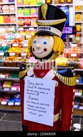 Manichino soldato Sweetshop con avviso Covid 19 Foto Stock