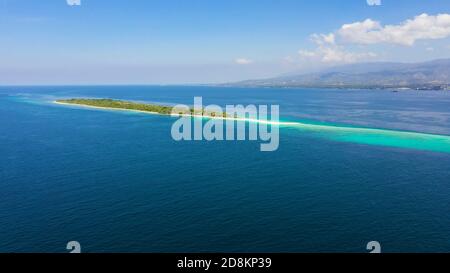 Vista aerea di Seascape con bella spiaggia e isola tropicale Little Santa Cruz. Zamboanga, Mindanao, Filippine. Foto Stock