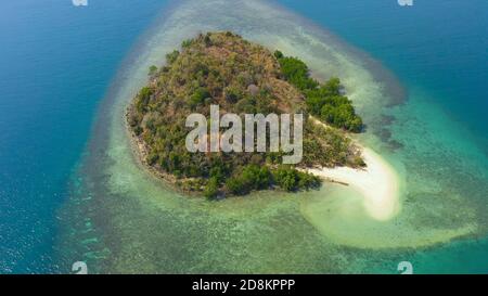 Vista aerea di Seascape con splendida spiaggia e isola tropicale Simoadang. Mindanao, Filippine. Foto Stock