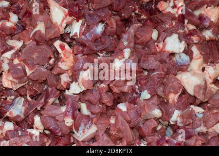 Carne di manzo fresca tritata. Carni fresche di manzo rosso a dadini. Fondo di carne. Foto Stock