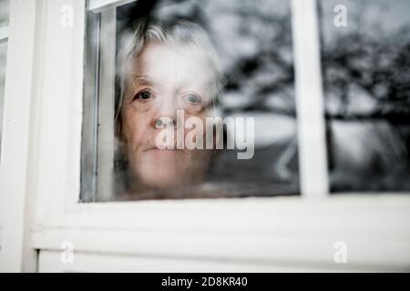 Un triste solitario 70 anni senior in è appartamento Foto Stock