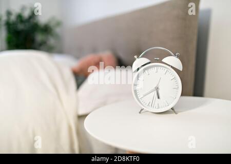 Una donna anziana che ha disturbi del sonno, sdraiata a letto Foto Stock
