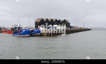 28 ottobre 2020 - Whitstable UK: Barche da pesca e capanne a Whistable Harbour Foto Stock