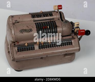 Macchina di calcolo meccanica marrone German Walther Foto Stock