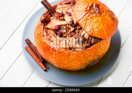 Zucca cotta con granola e frutta secca. Dessert autunnale. Cibo americano Foto Stock