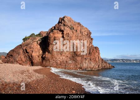 Francia, costa azzurra, Théoule sur Mer, il massiccio dell'Esterel è un massiccio vulcanico con scogliere di porfido rosso che si tuffano nel Mediterraneo. Foto Stock