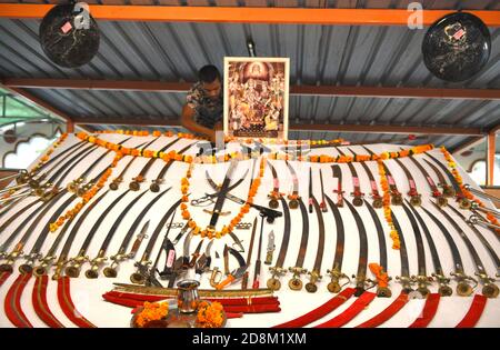 Beawar, Rajasthan, 25 ottobre 2020: Il membro di Vishva Hindu Parishad (VHP) esegue la cerimonia di Shastra Puja (culto delle armi) in occasione di Vijayadashmi Dus Foto Stock