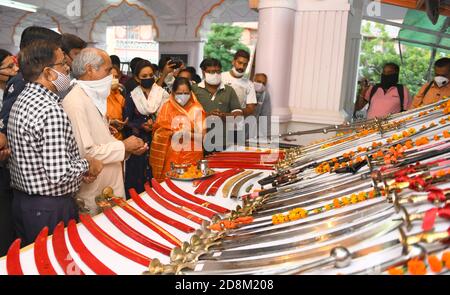 Beawar, Rajasthan, 25 ottobre 2020: I membri di Vishva Hindu Parishad (VHP) eseguono la cerimonia di Shastra Puja (culto delle armi) in occasione di Vijayadashmi Du Foto Stock