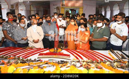 Beawar, Rajasthan, 25 ottobre 2020: I membri di Vishva Hindu Parishad (VHP) eseguono la cerimonia di Shastra Puja (culto delle armi) in occasione di Vijayadashmi Du Foto Stock