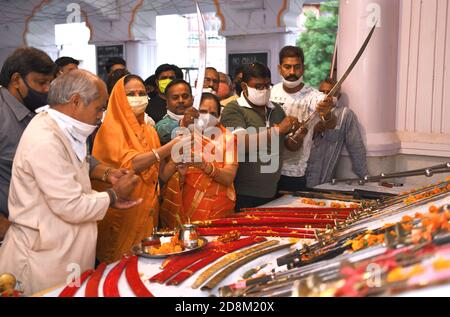 Beawar, Rajasthan, 25 ottobre 2020: I membri di Vishva Hindu Parishad (VHP) eseguono la cerimonia di Shastra Puja (culto delle armi) in occasione di Vijayadashmi Du Foto Stock