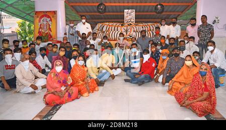 Beawar, Rajasthan, 25 ottobre 2020: I membri di Vishva Hindu Parishad (VHP) eseguono la cerimonia di Shastra Puja (culto delle armi) in occasione di Vijayadashmi Du Foto Stock