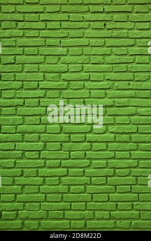Immagine verticale di Kelly Green colorato Old Brick Wall per Sfondo e sfondo Foto Stock