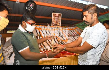 Beawar, Rajasthan, 25 ottobre 2020: I membri di Vishva Hindu Parishad (VHP) eseguono la cerimonia di Shastra Puja (culto delle armi) in occasione di Vijayadashmi Du Foto Stock