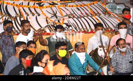 Beawar, Rajasthan, 25 ottobre 2020: I membri di Vishva Hindu Parishad (VHP) eseguono la cerimonia di Shastra Puja (culto delle armi) in occasione di Vijayadashmi Du Foto Stock