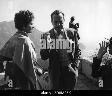 GINA LOLLOBRIGIDA HUMPHREY BOGART e JOHN HUSTON in una posizione stabilita Il canto a Ravello in Italia ha BATTUTO IL DIAVOLO 1953 regista JOHN HUSTON romanzo Claud Cockburn sceneggiatura Truman Capote e. John Huston UK - Italia - USA co-produzione Romulus Films / Caro Film / Santana Pictures Corporation Foto Stock