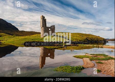 Lonely Ardvreck Castle by Loch Assent in Sutherland, nell'angolo nord-ovest della Scozia UK. Foto Stock