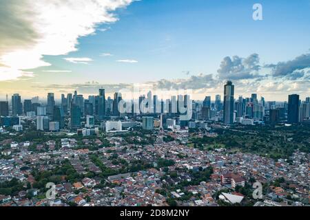 Giacarta, capitale dell'Indonesia, drone fotografia del centro con grattacieli ed edifici residenziali. Foto Stock