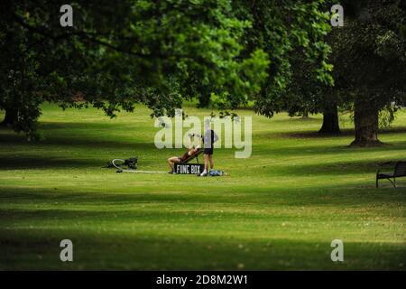 Melbourne, Australia 31 Ott 2020, un allenatore solistico e client workout in Treasury Gardens ignaro dei preparativi in corso per una grande azione di polizia per controllare una protesta anti-governo prevista per il parco. Credit: Michael Currie/Alamy Live News Foto Stock