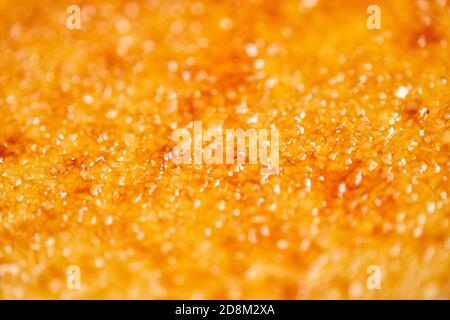 Primo piano di zucchero caramellato, crosta per dessert. Creme brulee classico in recipiente di vetro. Ristorante cibo dolce Foto Stock