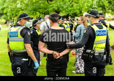 Melbourne, Australia 31 ottobre 2020, un uomo manciato è affiancato dalla polizia, mentre attende di essere processato e multato 600 dollari insieme a circa 30 altri manifestanti. Credit: Michael Currie/Alamy Live News Foto Stock