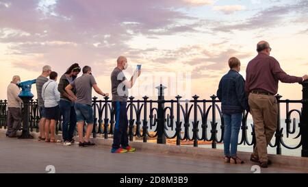 Spagna; Ott 2020: Persone locali e turisti che godono di vista dal famoso balcone mediterraneo ('Balcó del Mediterraneo') nel centro della città vicino alla se Foto Stock