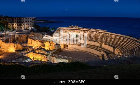 Anfiteatro romano illuminato di notte. Monumento ben conservato nella città vecchia di Tarraco. Al suo interno si trova una chiesa in stile romanico. Tarragona b Foto Stock