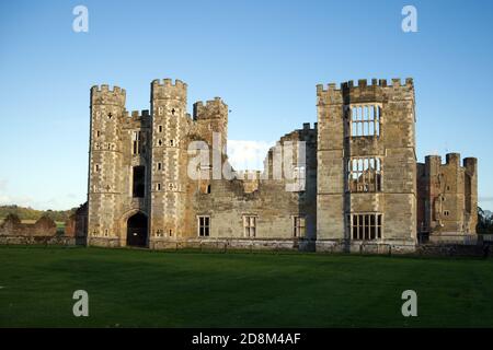 Cowdray rovine di una grande casa d'epoca Tudor in Inghilterra che è stata distrutta da un incendio nel 1793, ma ancora sembra magnifico nel sole della tarda sera. Foto Stock