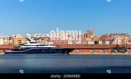 Spagna; Ott 2020: Grande yacht di lusso a terrazze in un porto, molto vicino al centro della città. Yacht da diporto di una persona ricca. Barca di fronte Foto Stock