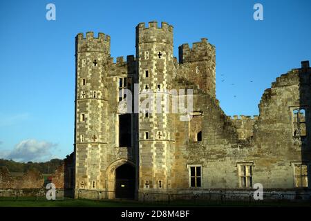 Cowdray rovine di una grande casa Tudor in Inghilterra che è stata distrutta da un incendio nel 1793, con il sole serale che mostra l'architettura dettagliata. Foto Stock