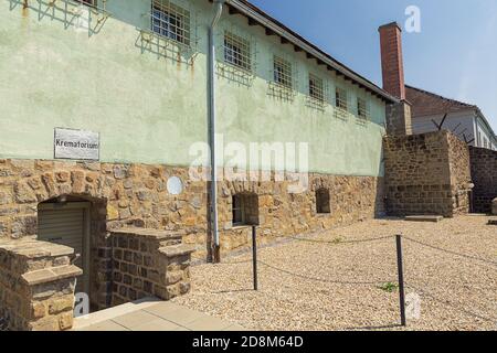 Editoriale: MAUTHAUSEN, ALTA AUSTRIA, AUSTRIA, 13 agosto 2020 - ingresso al crematorio nel campo di concentramento di Mauthausen. Il segno sul doo Foto Stock