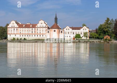 Vista frontale del castello Neuhaus am Inn visto da Le rive della locanda Foto Stock