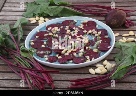 carpaccio di barbabietola come alimento vegano sano Foto Stock