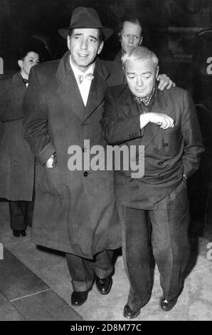 HUMPHREY BOGART e PETER LORRE arrivano al Dorchester Hotel A Londra per le riprese in studio di BEAT THE DEVIL 1953 regista JOHN HUSTON romanzo Claud Cockburn sceneggiatura Truman Capote e. John Huston UK - Italia - USA co-produzione Romulus Films / Caro Film / Santana Pictures Corporation Foto Stock